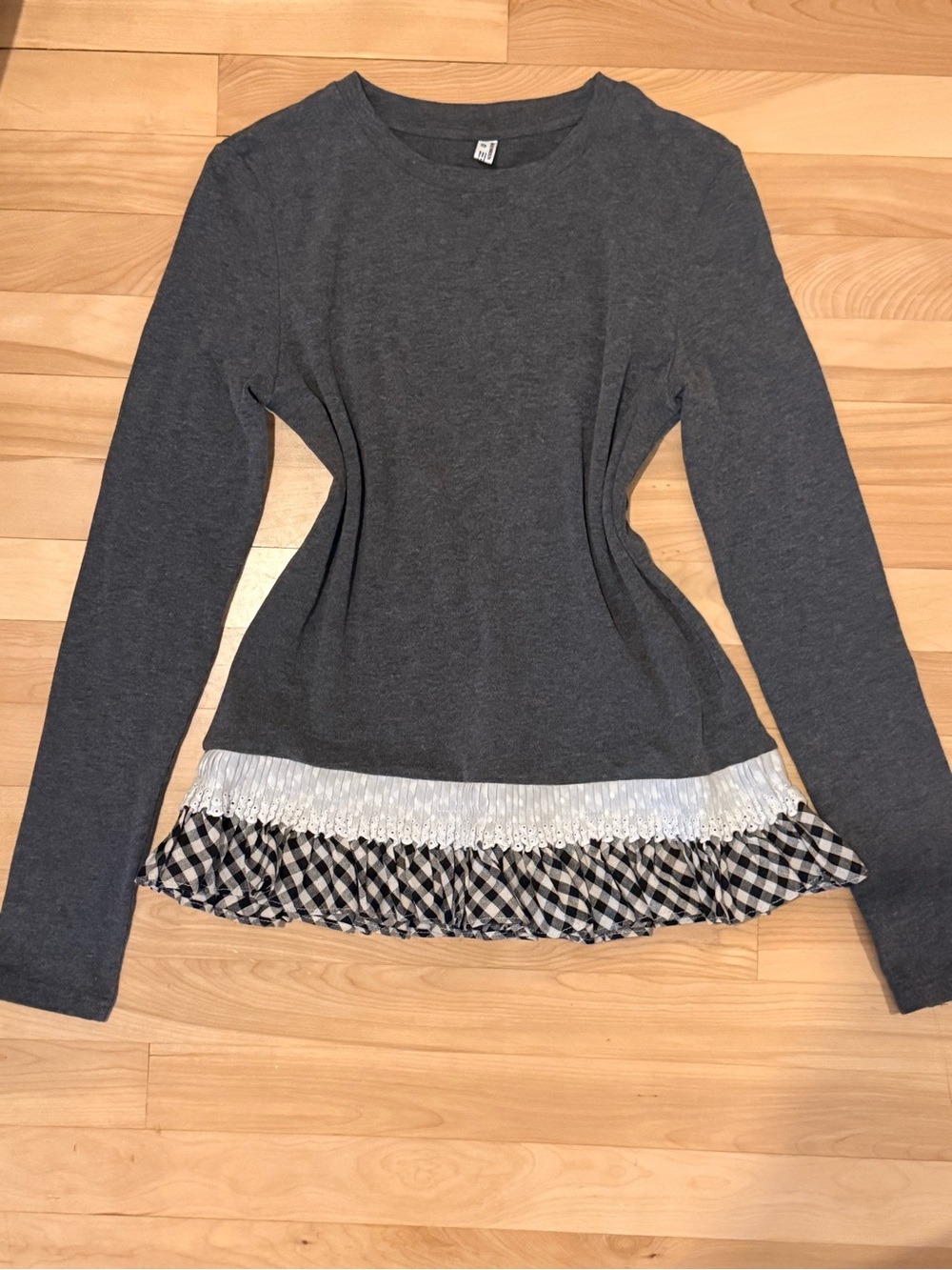 Womenβs Charcoal Gray Long-Sleeve Ruffled Hem Top